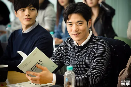 韩剧《Circle：相连的两个世界》12集电视剧解说文案/片源下载（完结）