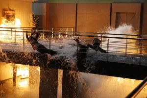 灾难电影《摩天楼》解说文案/片源下载