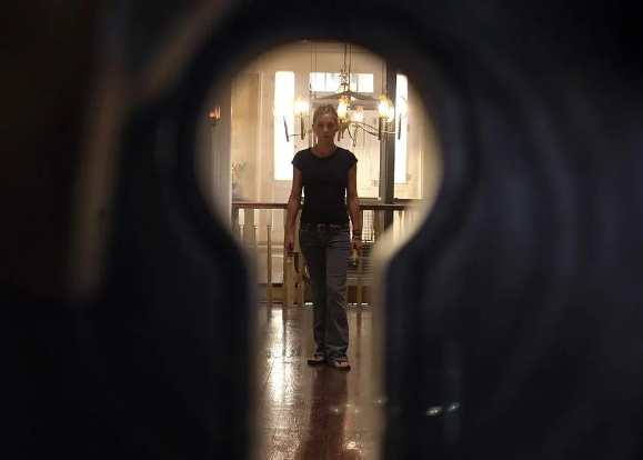 悬疑电影《万能钥匙》解说文案/片源下载